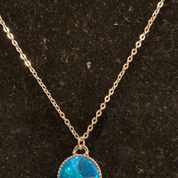 Teal Blue Rivoli  Pendant and Silver Tone Chain. - Picture 3 of 6
